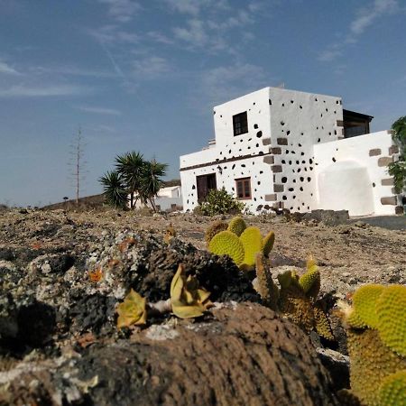 Lanzarote Casa Volcanica-Anclada Sobre La Lava Del Volcan Montana Blanca المظهر الخارجي الصورة