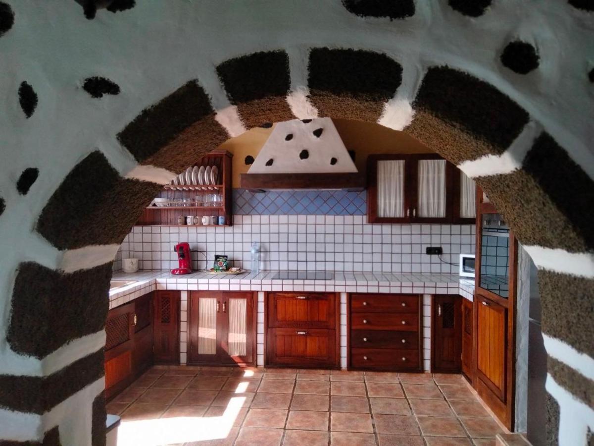 Lanzarote Casa Volcanica-Anclada Sobre La Lava Del Volcan Montana Blanca المظهر الخارجي الصورة