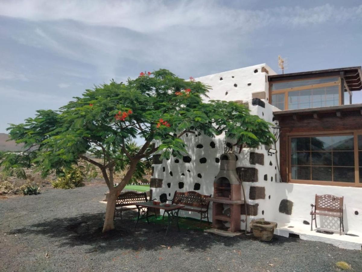Lanzarote Casa Volcanica-Anclada Sobre La Lava Del Volcan Montana Blanca المظهر الخارجي الصورة